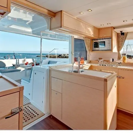 Loft Lagoon Catamaran Ботель *