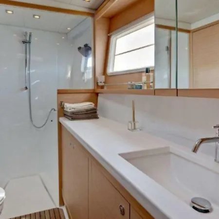 Botel Loft Lagoon Catamaran *